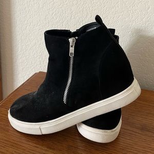 EUC Womens black and white Hidden Wedge Sneaker Shoes
Black 8